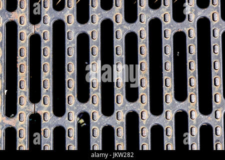 Heavy-Duty Stahl Gitter Abdeckung über Kanalisation Drain Schacht. Stockfoto