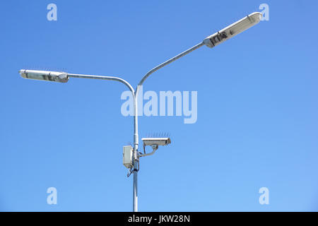 Überwachungskamera auf Lichtmast auf Parkplatz. Stockfoto