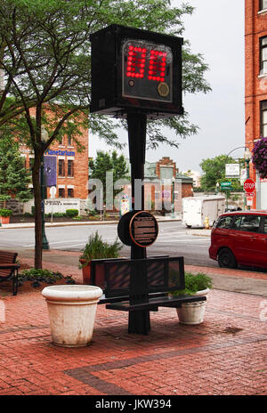 Syracuse, New York, USA. 23. Juli 2017. Die 24 zweites Shot Clock Denkmal auf South Franklin Street in der Innenstadt von Syrakus, NY. Erstellt von Daniel Biasone Stockfoto