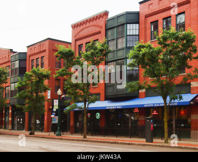 Syracuse, New York, USA. 23. Juli 2017. Walton Street im Abschnitt Waffenkammer Platz der Innenstadt von Syrakus. Beliebte Restaurants, Einkaufs-und Nachtleben Stockfoto