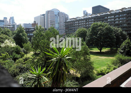 Blick auf Thomas More Garden auf Barbican Estate Apartments mit Wohnungen Gärten im Sommer Juni in der City of London EC2 England UK KATHY DEWITT Stockfoto