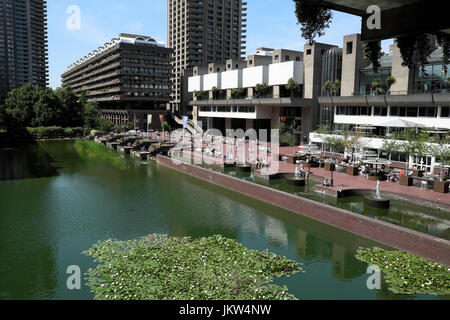 Barbican Centre und Barbican Estate gemischte Nutzung Wohn- und komplexen Gebäuden Kunst & Gärten am See Terrasse in Stadt von London UK KATHY DEWITT Stockfoto