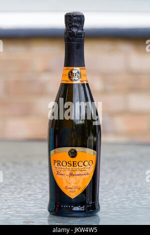 Flasche Prosecco, ein italienischer Weißwein aus glera Trauben und nach einem italienischen Dorf benannt. Stockfoto