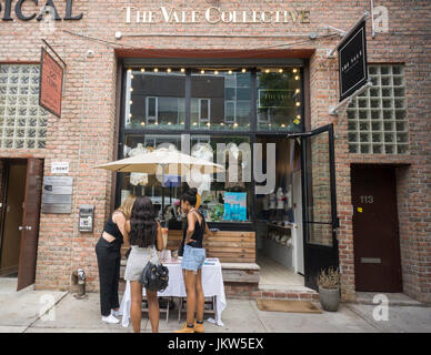 Frauen Bekleidungsgeschäft Vale kollektive bietet kostenlose Limonade während der Williamsburg Shopping Wochenende-Veranstaltung im Stadtteil Williamsburg in Brooklyn in New York auf Samstag, 22. Juli 2017. Der MTA wird der L-Zug, den Tunnel, durch Hurrikan Sandy beschädigt reparieren schließlich herunterzufahren. Unternehmen sind besorgt über ihre Lebensader von Touristen werden nicht in der Lage, die Nachbarschaft bequem zugreifen. (© Richard B. Levine) Stockfoto