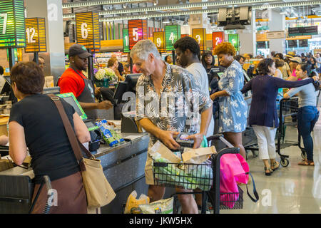 Die front-End in die neue Whole Foods Market im Stadtteil Harlem in New York am Eröffnungstag Freitag, 21. Juli 2017. Der Store in Harlem ist 12. Filiale, in der Stadt zu öffnen. Der Store wird ca. 20 Marken von Sonderanfertigungen, die lokal in Harlem führen.  (© Richard B. Levine) Stockfoto