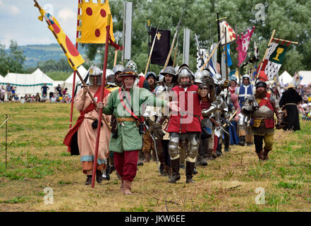 Re-Enactor Ritter in Rüstungen marschieren, Tewkesbury Mittelalterfest, 2017 Stockfoto