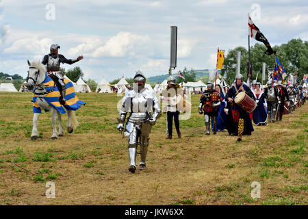 Re-Enactor Ritter in Rüstungen marschieren, auf dem Pferderücken, Tewkesbury Mittelalterfest, 2017 Stockfoto