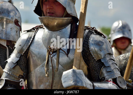 Einzelne mittelalterliche Ritter in glänzender Rüstung auf Gebiet der Schlacht von Tewkesbury 1471, Reenactment Stockfoto