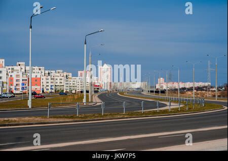 Neue Straße. Coloful Panel Häuser in Stadt Gomel, Weißrussland. Stockfoto