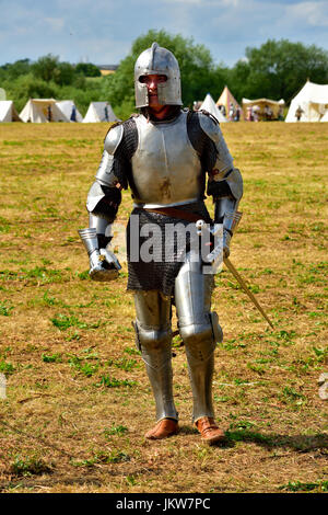 Mittelalterliche Ritter in Rüstung auf Gebiet der Schlacht von Tewkesbury 1471, Reenactment Stockfoto