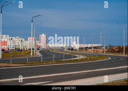 Neue Straße. Coloful Panel Häuser in Stadt Gomel, Weißrussland. Stockfoto