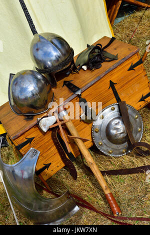Mittelalterlichen Reenactment Rüstung Helm, Axt, Schild, Reisen Brust Stockfoto
