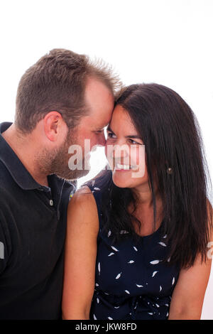 Glückliches Junges Paar umarmen Stockfoto