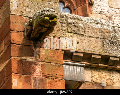 Grauenhafte Sandstein-Wasserspeier auf Kirchengebäude außen als Wasserablauf, St. Mary's Collegiate Church, Haddington, East Lothian, Schottland, Großbritannien Stockfoto