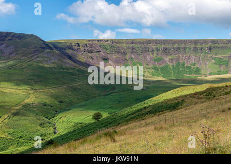 Hohen Klippen und Bergbau urbar Cwmparc, Rhondda Tal Stockfoto