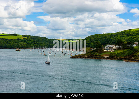 St. Catherines Castle in der Nähe von Fowey ist eine alte schützende Posting, die Unprecedneted Aussicht über den Hafen und die Seenlandschaft hat. Stockfoto