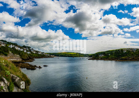 St. Catherines Castle in der Nähe von Fowey ist eine alte schützende Posting, die Unprecedneted Aussicht über den Hafen und die Seenlandschaft hat. Stockfoto