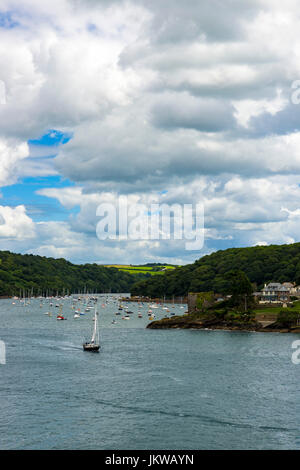 St. Catherines Castle in der Nähe von Fowey ist eine alte schützende Posting, die Unprecedneted Aussicht über den Hafen und die Seenlandschaft hat. Stockfoto