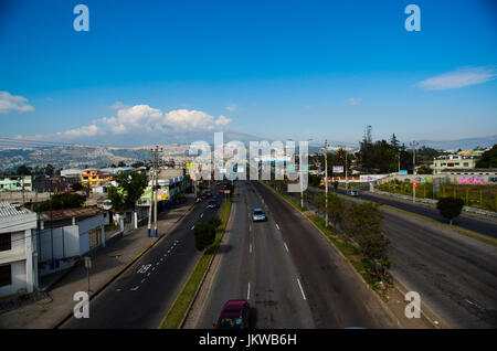 QUITO, ECUADOR - 23. Mai 2017: Hauptstrasse, Autobahn mit Autos auf der Straße in der Altstadt von Quito Stockfoto