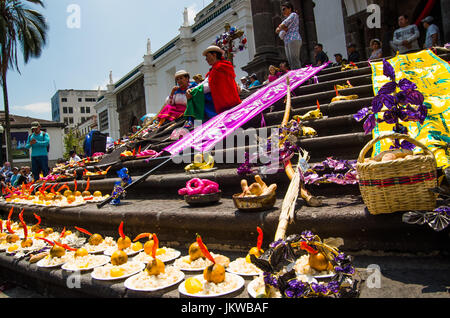 QUITO, ECUADOR - 23. Mai 2017: nicht identifizierten Personen am Plaza Grande mit Opfergabe essen in Quito Stockfoto