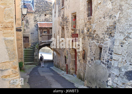Frankreich, Puy-de-Dôme (63), Saint-Saturnin, Labellisé Les Plus Beaux Dörfer de France, petite rue De La Boucherie / / Frankreich, Puy de Dome, St Saturnin, Stockfoto