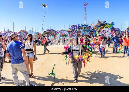 Sumpango, Guatemala - November 1, 2015: Besucher bei Giant kite Festival ehrt Geister der Toten zu Allerheiligen oder der Tag der Toten. Stockfoto