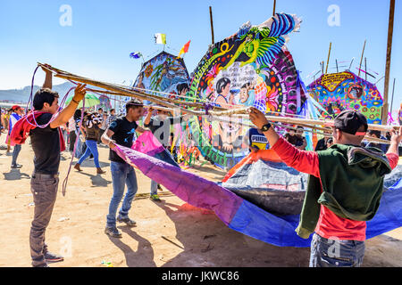 Sumpango, Guatemala - November 1, 2015: Männer bereiten handgefertigten Drachen bei Giant kite Festival zu Allerheiligen ehren Geister der Toten zu erhöhen. Stockfoto