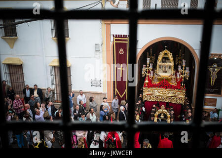 Thron des Heiligen Burrial lässt die Bruderschaft nach Hause für die Prozession, die am Karsamstag in Arriate stattfindet. Dorf Arriate zählt mit über fürur tausend Einwohner, ein überwiegend landwirtschaftliches Dorf in der Nähe von Ronda. Dem Osterfest sind etwas sehr wichtiges im Dorf, ein beweisen es ist, dass es zwei Bruderschaften, die mit zahlreichen Mitgliedern zählen und messen zwischen Echeother mit ihren prächtigen Paraden, die nichts zu beneiden diejenigen finden Sie in Sevilla oder Malaga. Stockfoto