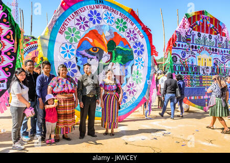 Sumpango, Guatemala - November 1, 2015: Besucher bei Giant kite Festival ehrt Geister der Toten zu Allerheiligen oder der Tag der Toten. Stockfoto