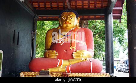 Golden - rot Fett Buddhastatue Bild in Thai Tempel in Chiang Mai, Thailand. Stockfoto