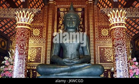 Schwarzes Bild Buddhastatue in Thai Tempel in Chiang Mai, Thailand. Stockfoto