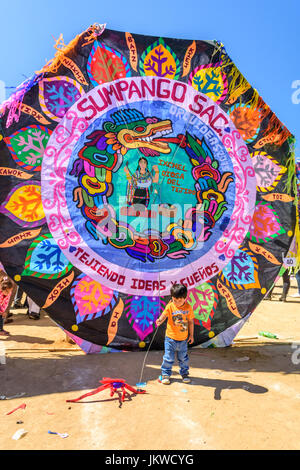Sumpango, Guatemala - November 1, 2015: Besucher bei Giant kite Festival ehrt Geister der Toten zu Allerheiligen oder der Tag der Toten. Stockfoto