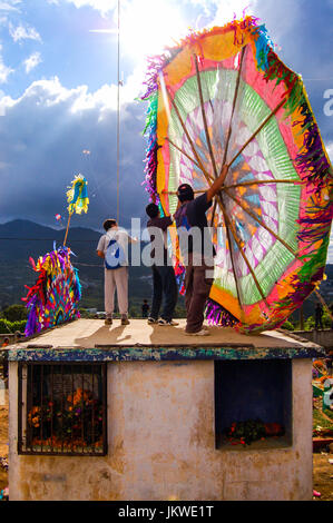 Santiago sacatepequez, Guatemala - 1. November 2010: riesige Drachen auf dem Friedhof an Allerheiligen oder der Tag der Toten zu den Geistern der Toten ehren. Stockfoto