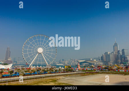 HONG KONG, CHINA - 26. Januar 2017: Das beliebte Symbol Riesenrad in Hong Kong Island in der Nähe von Ferry Pier Arera mit Wahrzeichen in staatlich Stockfoto