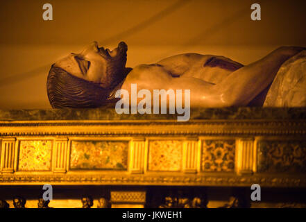 Mitglieder von Santo Sepulcro Bruderschaft führen den Thron des Vater unser Jesus von den Heiligen Sepuchre, während der Prozession des Heiligen Freitag in Malaga, Spanien. Datum: 22.04.2011. Fotograf: Xabier Mikel Laburu Van Woudenberg.---Miembros De La Cofradía del Santo Sepúcro Transportan el Trono de Nuestro Padre Jesús del Santo Sepúcro, Durante la Procesión del Viernes Santo de Málaga, España. Fecha:22/04/2011. FOTÓGRAFO: Xabier Mikel Laburu Van Woudenberg. Stockfoto