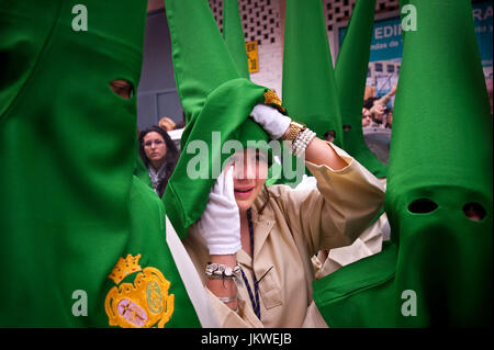 Mitglieder aus der Nueva Esperanza Bruderschaft fühlen verwüstete, denn sie mussten Tourn um Doe Wrisk Regen während der Feiern des Osterfestes in Malaga, Spanien. Datum: 19.04.2011. Fotograf: Xabier Mikel Laburu Van Woudenberg---Miembros De La Cofradía de Nueva Esperanza, Desolados Por keine Haber Podido Terminar la Procesión Por Culpa De La Lluvia, Durante la Procesión de Semana Santa de Málaga, España. Fecha: 19.04.2011. FOTÓGRAFO: Xabier Mikel Laburu Van Woudenberg. Stockfoto