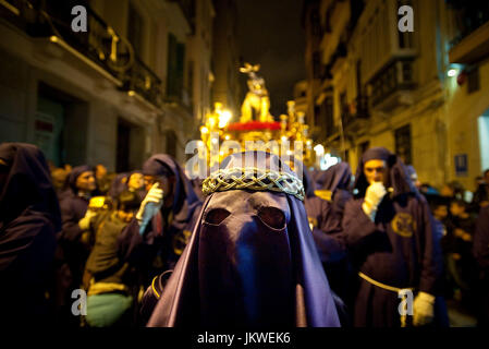 Mitglieder aus der Spalte Bruderschaft führen den Thron des Vater unser Jesus von der Spalte, auch genannt Christus der Zigeuner, während die Heilige Montag Osterprozession in Málaga, Spanien. Datum: 04/18/2011. Fotograf: Xabier Mikel Laburu Van Woudenberg.---Porteadores De La Cofradía De La Columna Cargan Con el Trono de Nuestro Padre Jesús, También Conocido Como el Cristo de Los Gitanos, Durante la Procesión del Lunes Santo de Semana Santa de Málaga. Fecha: 18.04.2011. FOTÓGRAFO: Xabier Mikel Laburu Van Woudenberg. Stockfoto