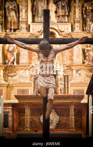 Mitglieder aus der Behinderten Christus Bruderschaft, üben ihren Weg des Kreuzes während Freitag Ostern in der Kathedrale von Malaga, Spanien. Im Jahre 1931 mit der verkünden der Republik Spanisch II wütende Pöbel nahm Rache gegen die Macht der Kirche Teil ihres Erbes zu zerstören war dieser Christus eines religiösen Persönlichkeiten, die die Wut der Menschen erlitten. Nach dem spanischen Bürgerkrieg beschlossen, dass ein Priester die verbrannten Beine amputieren und dank dessen, der Christus wurde die Figur, die der Franco behinderte Soldaten von Malaga darstellen würde. Datum: 22.04.2011. Fotograf: Xabier Stockfoto