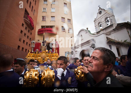 Mitglieder von Nueva Esperanza Bruderschaft Tourn um den Thron Jesu von der Satz Doe auf die Wrisk der Regen während der Prozession des Osterfestes in Malaga, Spanien. Datum: 19.04.2011. Fotograf: Xabier Mikel Laburu Van Woudenberg---Miembros De La Cofradía de Nueva Esperanza Deciden Dar la Vuelta al Trono de Nuestro Padre Jesús De La Sentencia Por Culpa De La Lluvia, Durante la Procesión de Semana Santa de Málaga, España. Fecha: 19.04.2011. FOTÓGRAFO: Xabier Mikel Laburu Van Woudenberg. Stockfoto