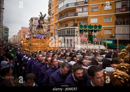 Mitglieder von Nueva Esperanza Bruderschaft begrüssen einander nach der Entscheidung, die Prozession Doe Wrisk Regen auszusetzen, während der Feiern des Osterfestes in Malaga, Spanien. Datum: 19.04.2011. Fotograf: Xabier Mikel Laburu Van Woudenberg---Miembros De La Cofradía de Nueva Esperanza Se Saludan Después de Decidir Hosenträger la Procesión Por Culpa del Riesgo de Lluvia Durante la Celebracion de Semana Santa de Málaga de España. Fecha: 19.04.2011. FOTÓGRAFO: Xabier Mikel Laburu Van Woudenberg. Stockfoto