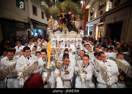 Mitglieder aus der Prendimiento Bruderschaft führen den Thron vom Nutzen der Christ, während der Prozession am Palmsonntag in Malaga, Spanien. Datum: 17.04.2011. Fotograf: Xabier Mikel Laburu Van Woudenberg.---Miembros De La Hermandad del Prendimiento Transportan el Trono de Nuestro Padre Jesus del Prendimiento Durante la Procesión del Domingo de Ramos de Málaga, España. Fecha:17/04/2011. FOTÓGRAFO: Xabier Mikel Laburu Van Woudenberg. Stockfoto