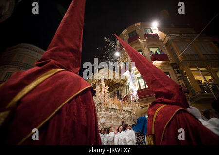 Mitglieder der Bruderschaft Prendimiento tragen den Thron der Jungfrau Maria der Großen Vergebung, während der Prozession des Palmsonntages in Malaga, Spanien. Datum: 04/17/2011. Fotograf: Xabier Mikel Laburu Van Woudenberg.-------------------------------------------------------------------------------------------------- María Santísima Perdón procesión España Fecha: 17/04/2011. Fotógrafo: Xabier Mikel Laburu Van Woudenberg. Stockfoto