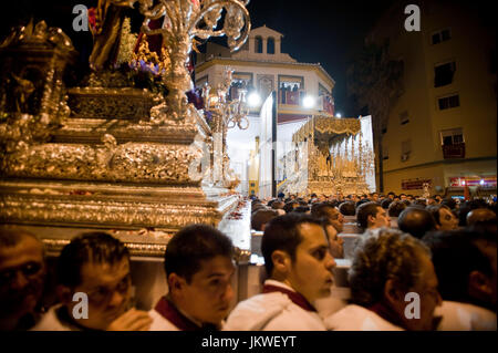 Mitglieder aus der Prendimiento Bruderschaft führen den Thron vom Nutzen der Christ, während der Prozession am Palmsonntag in Malaga, Spanien. Datum: 17.04.2011. Fotograf: Xabier Mikel Laburu Van Woudenberg.---Miembros De La Hermandad del Prendimiento Transportan el Trono de Nuestro Padre Jesus del Prendimiento Durante la Procesión del Domingo de Ramos de Málaga, España. Fecha:17/04/2011. FOTÓGRAFO: Xabier Mikel Laburu Van Woudenberg. Stockfoto