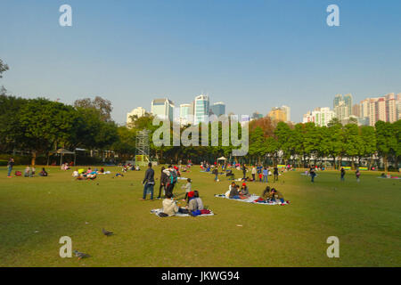 HONG KONG, CHINA - 26. Januar 2017: Menschenmenge, ruht auf dem Rasen, im Victoriapark in Hong Kong. Victoriapark ist der größte Blumenmarkt Stockfoto