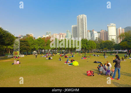 HONG KONG, CHINA - 26. Januar 2017: Menschenmenge, ruht auf dem Rasen, im Victoriapark in Hong Kong. Victoriapark ist der größte Blumenmarkt Stockfoto