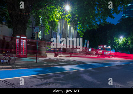 Tate Museum bei Nacht mit Rotlicht Routen Stockfoto