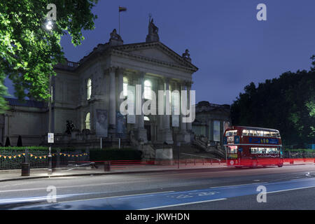 London Red Bus in der Nacht in der Tate Museum Stockfoto