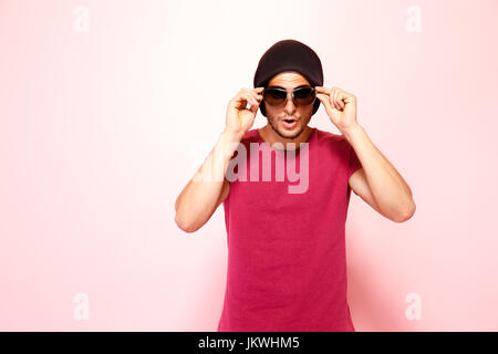 Schöne stilvolle Kerl in Sonnenbrille Blick in die Kamera. Stockfoto