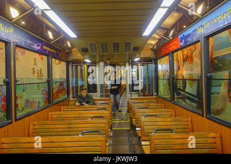 HONG KONG, CHINA - 22. Januar 2017: Ist nicht identifizierte Personen im Inneren eines Straßenbahn-Autos, Laufwerke zur Peak Tram, eine Standseilbahn in Hong Kong, die trägt Stockfoto