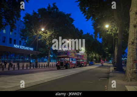 London-rote Busse in London Victoria Embankment Stockfoto